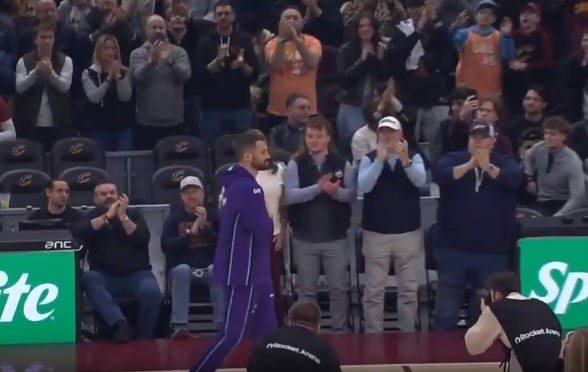 彩票开奖直播-青春的回忆!骑士主场致敬乐福 所有观众起立鼓掌欢呼!